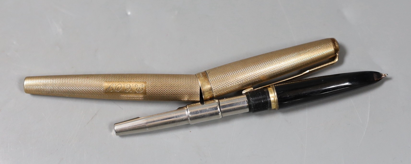 A 1970's engine turned 9ct gold cased Parker fountain pen. 13cm long